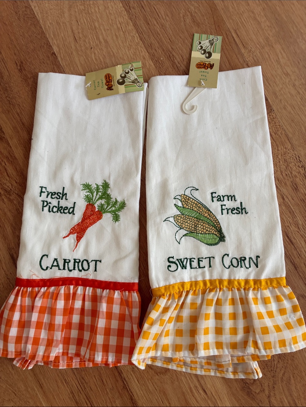 Cracker Barrel White Tea Towels with Orange Carrot & Yellow Corn Gingham Ruffles